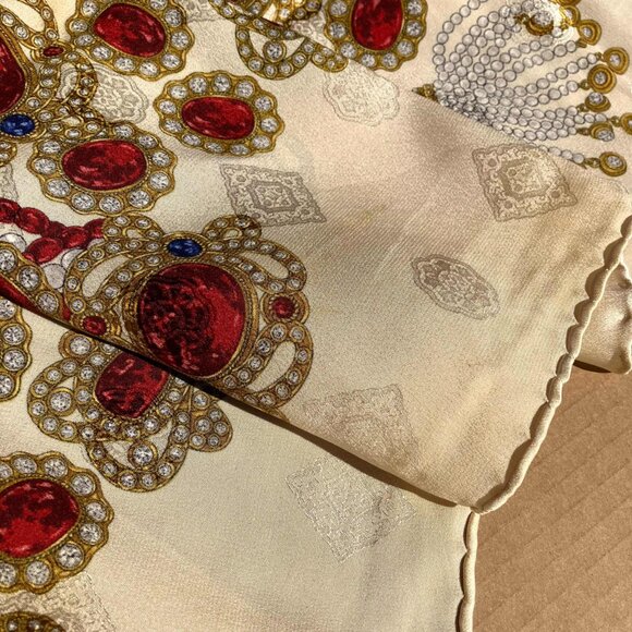 Vintage CHANEL Cream Gold Pearl & Ruby Jacquard Scarf Square Silk Carre 90 35" - Picture 10 of 16